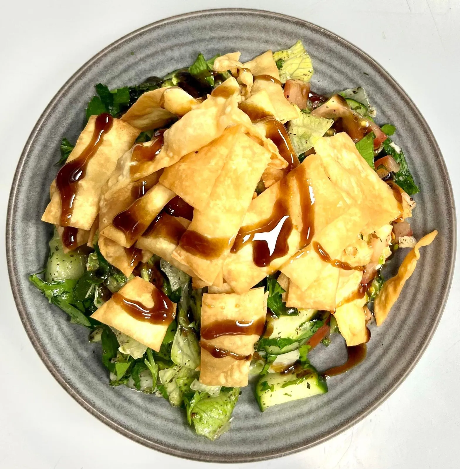 Fattoush: salat med sprøstekte biter av pitabrød og mørk dressing
