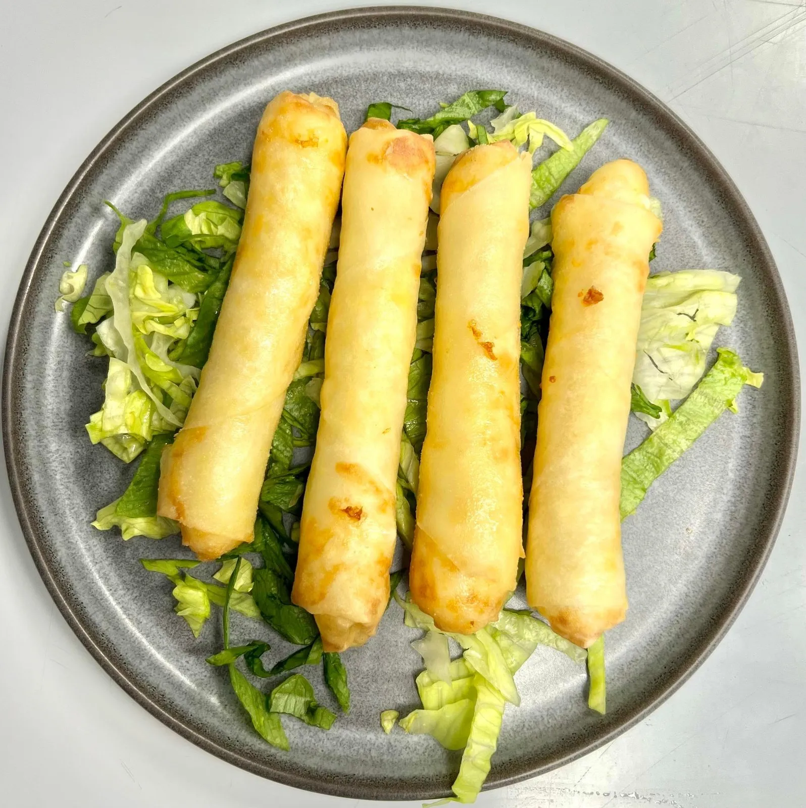 Fire frityrstekte vårruller på salat